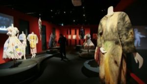 des-costumes-de-chagall-exposes-le-9-octobre-2015-a-la_991722_500x286